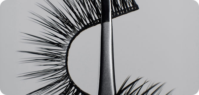 makeup-artist-tools-accessories-closeup-image-metal-tweezers-with-eyelashes-extension-gray-background-space-text-concept-beauty-beauty-salon-mockup